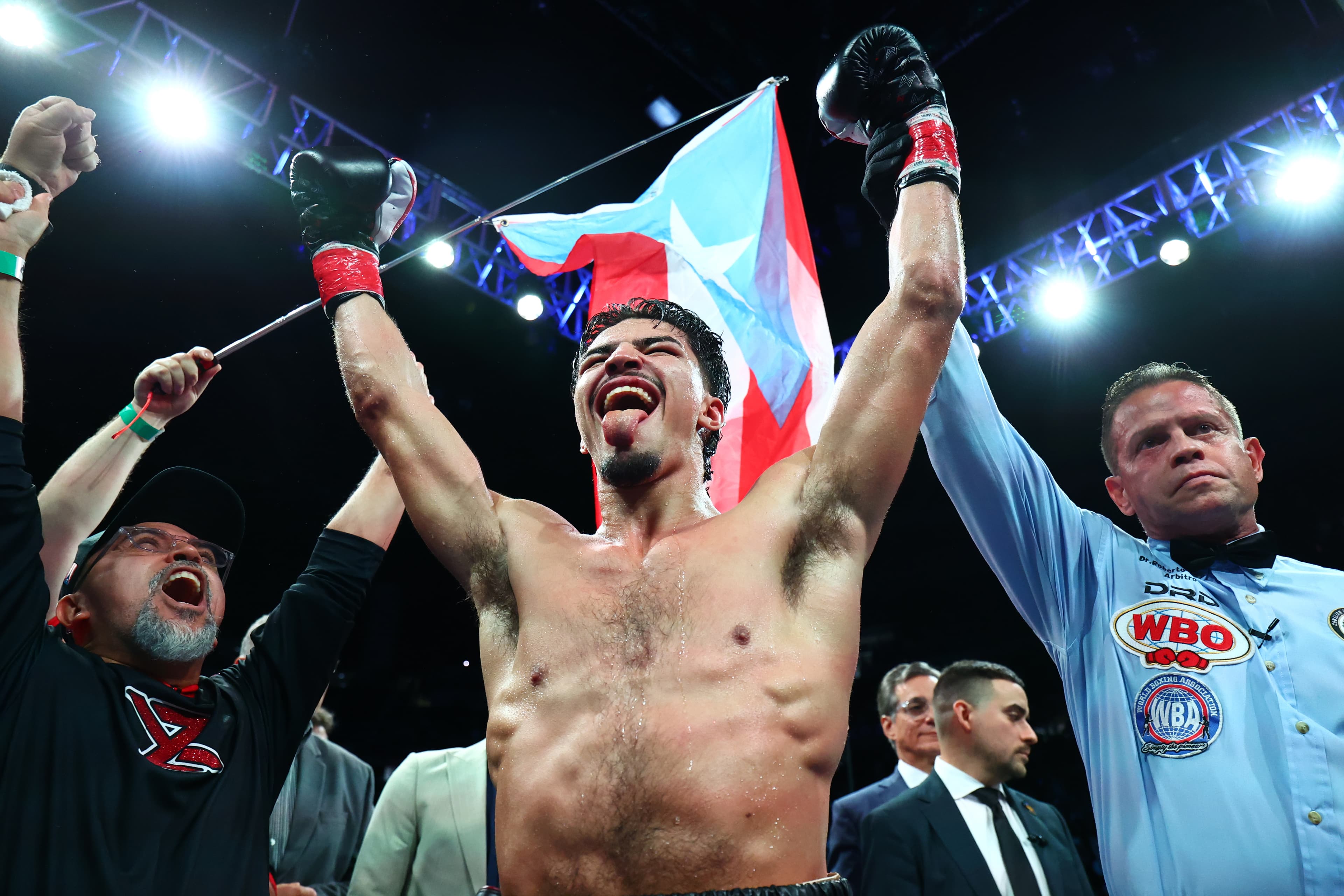 Xander Zayas calls for Josh Kelly unification bout as both victorious