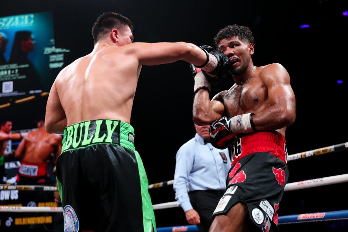 Photos: Bektemir Melikuziev Edges Darius Fulghum in Fire Fight