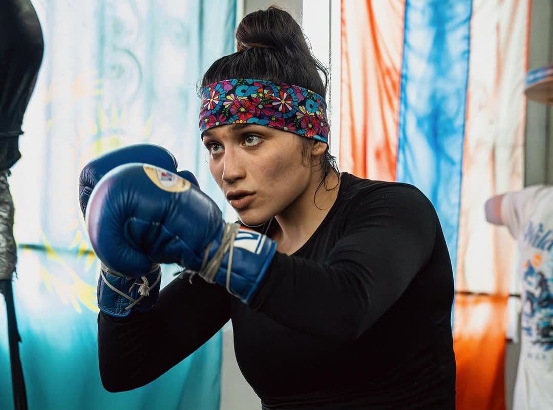 Right Hook Roxy Verduzco ‘Has Superstar Written All Over Her’