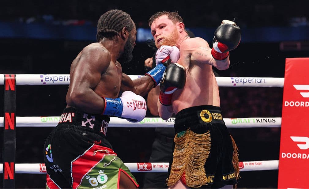 Terence Crawford dominates Canelo Alvarez to make boxing history