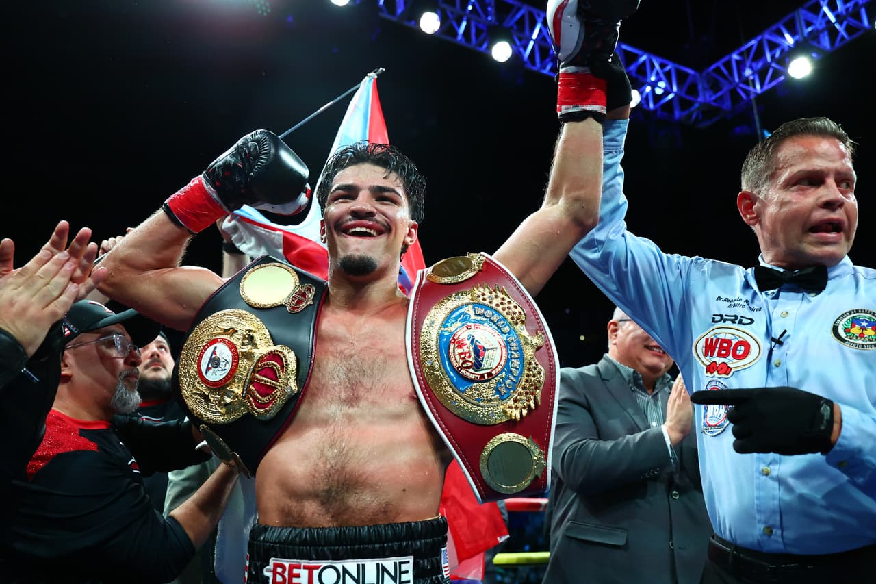 Xander Zayas unifies WBA, WBO 154-pound titles with split nod vs. Abass Baraou