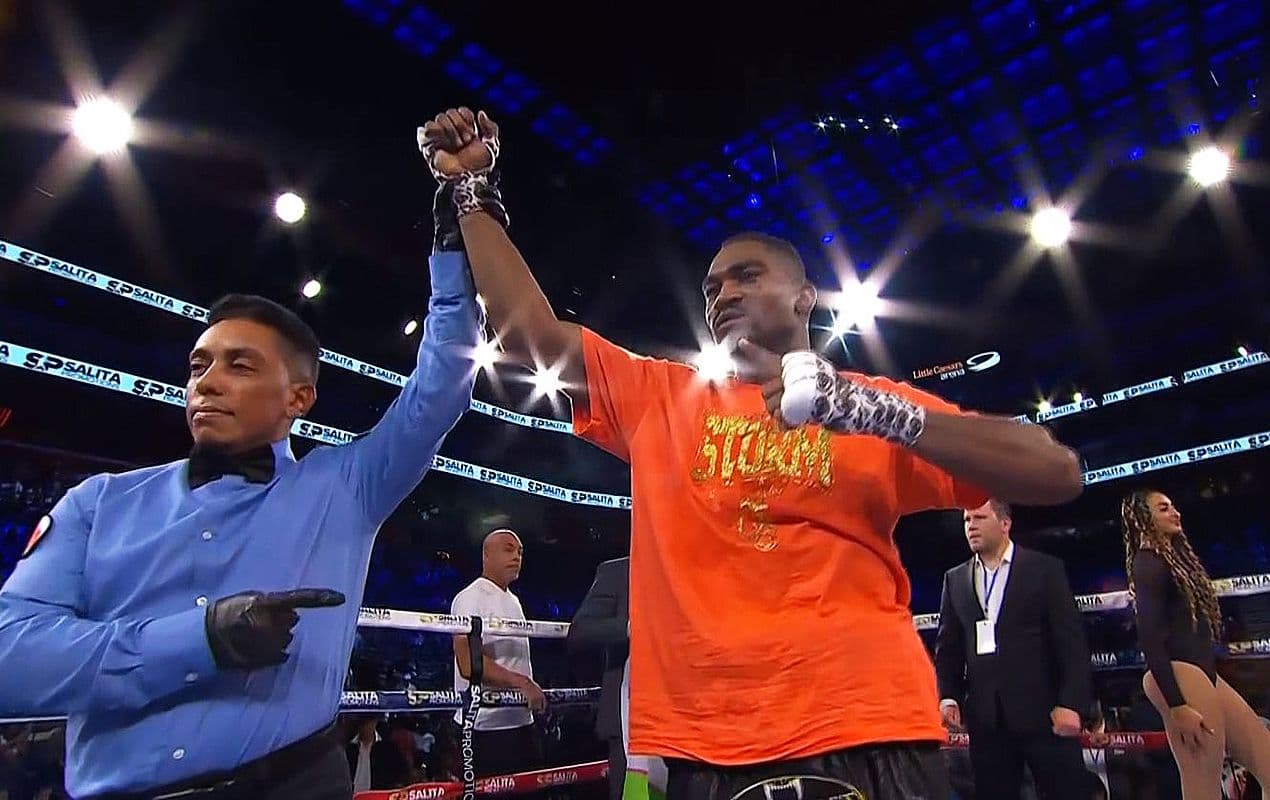 Julian Smith Floors, Upsets Shohjahon Ergashev Via Split Decision