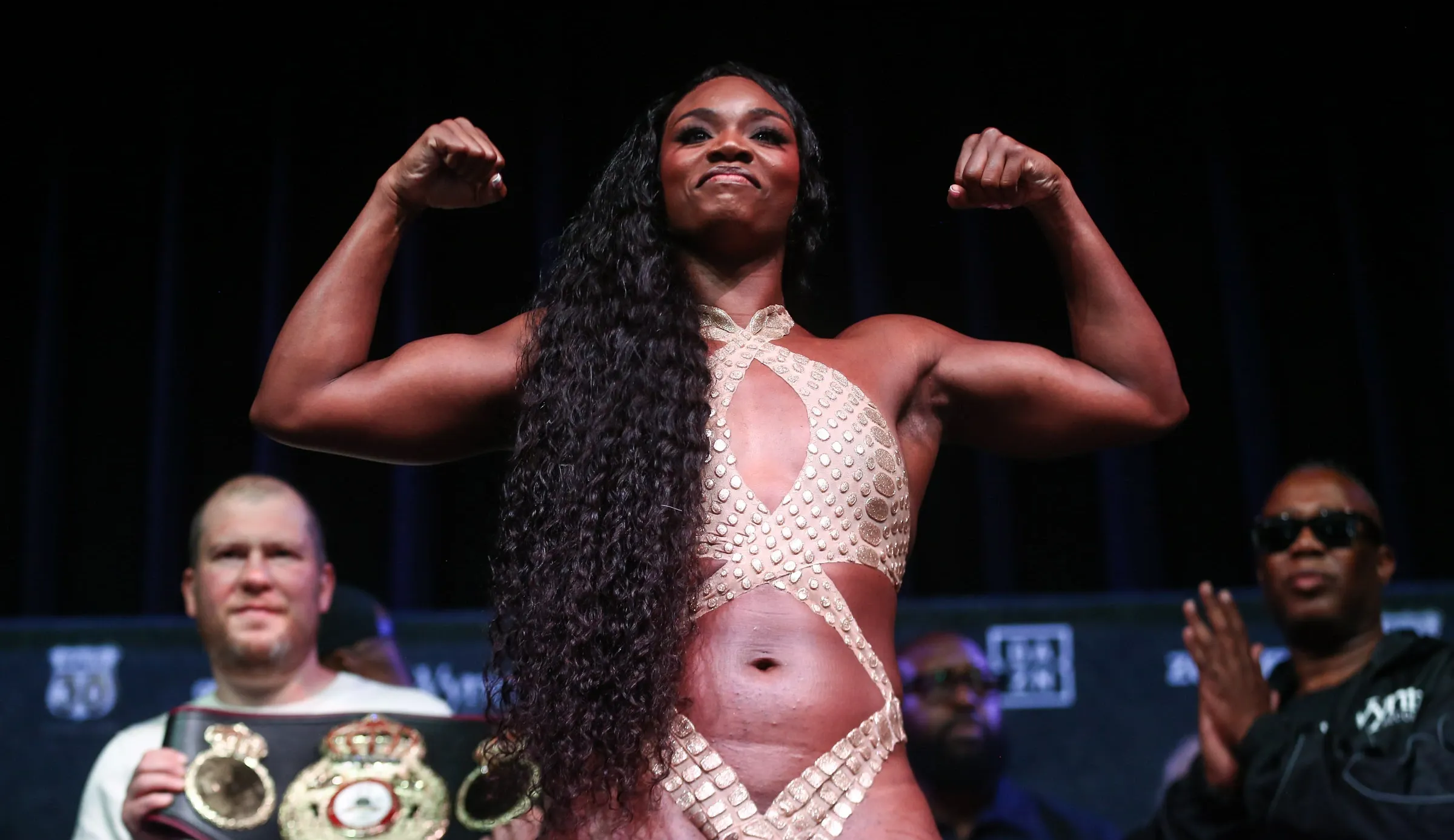 Claressa Shields knocks out Kaye Scott to regain two 160-pound titles