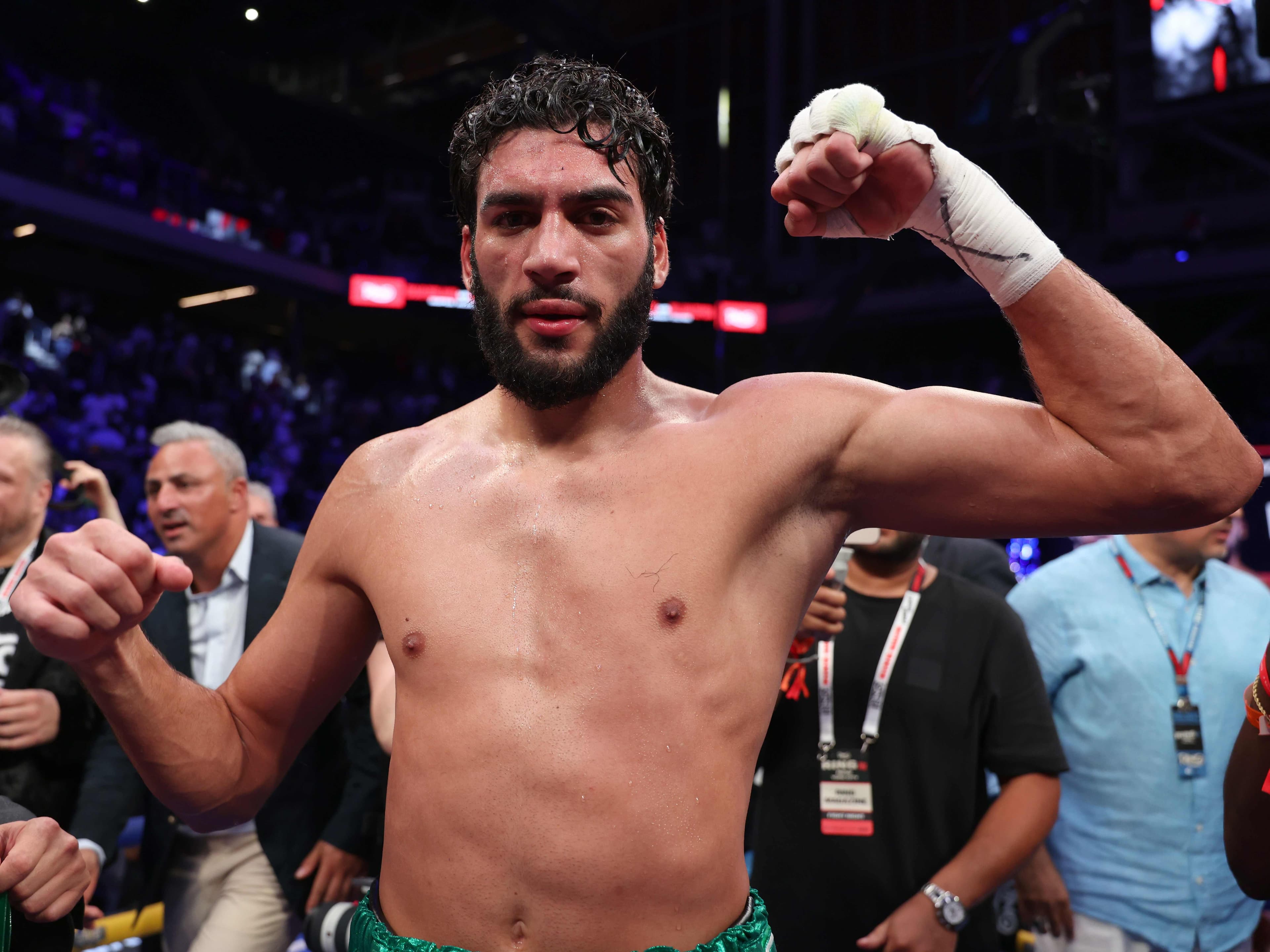 Hamzah Sheeraz Promises To Stand And Trade With Canelo, Even If It Leads To Getting Knocked Out
