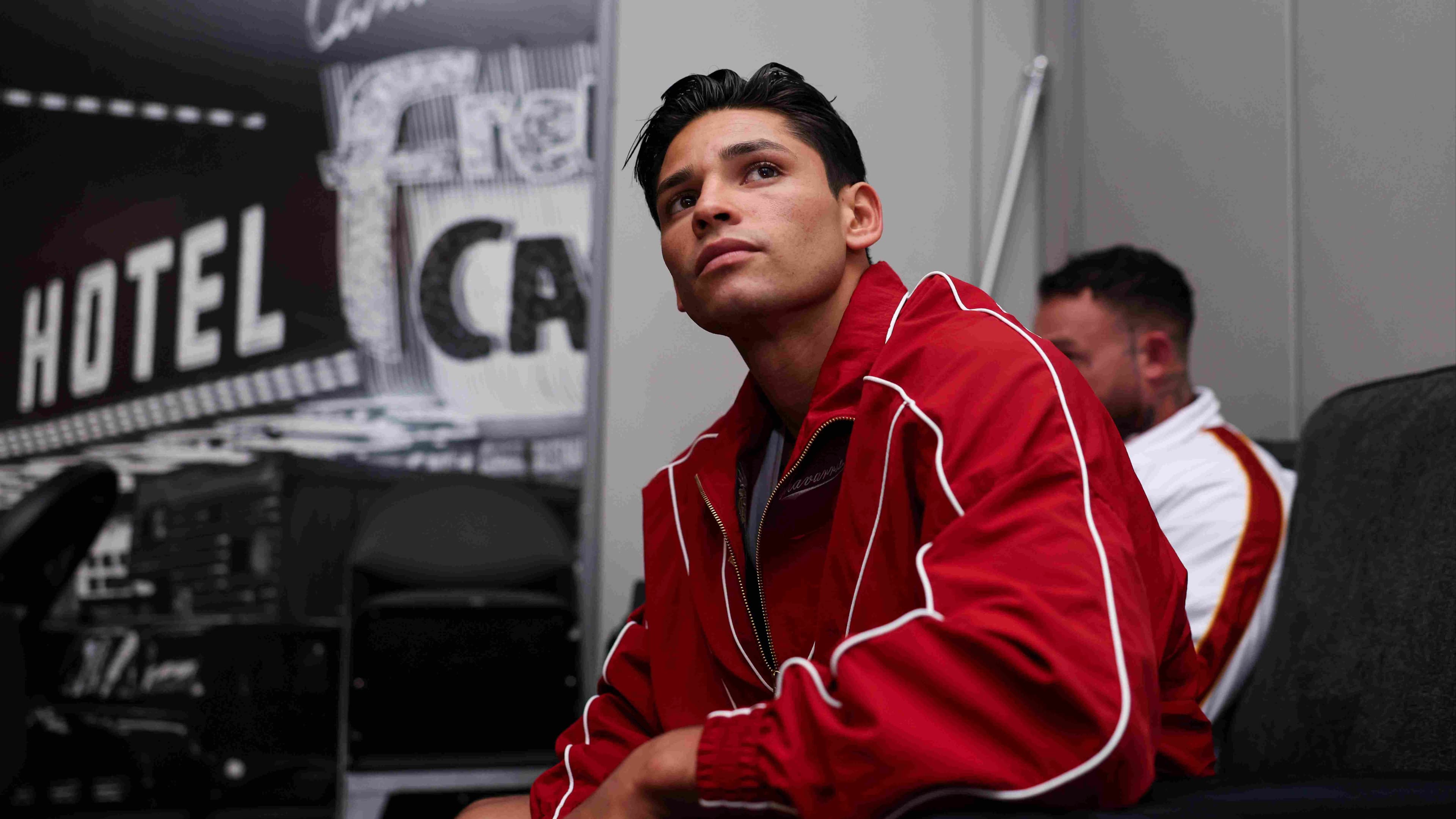 Familiar trainer Santos favors 'dynamic' Garcia to beat Benn