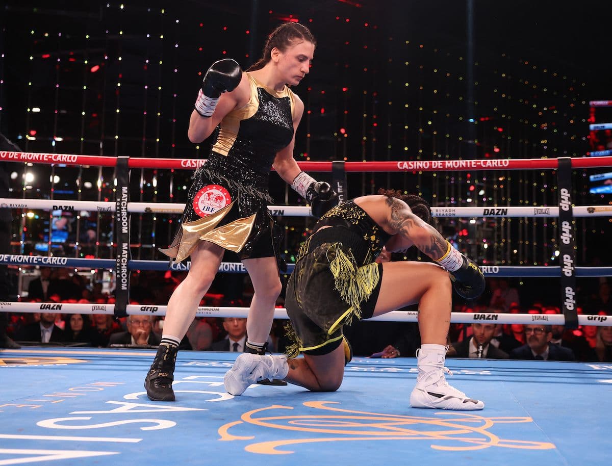 Elif Nur Turhan blasts out Beatriz Ferreira in five, wins IBF lightweight title