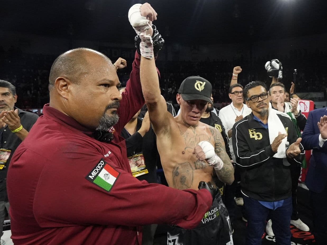 Oscar Valdez Outpoints Richard Medina On Return After Gruelling 10-Round Duel