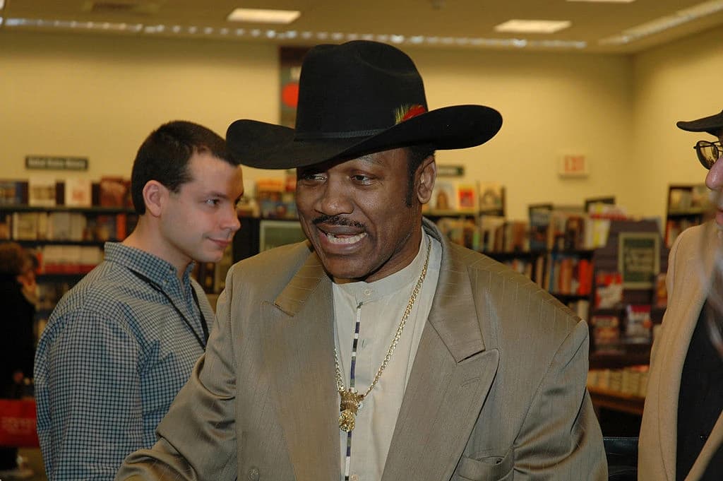 Philadelphia unveils Joe Frazier statue at Museum of Art