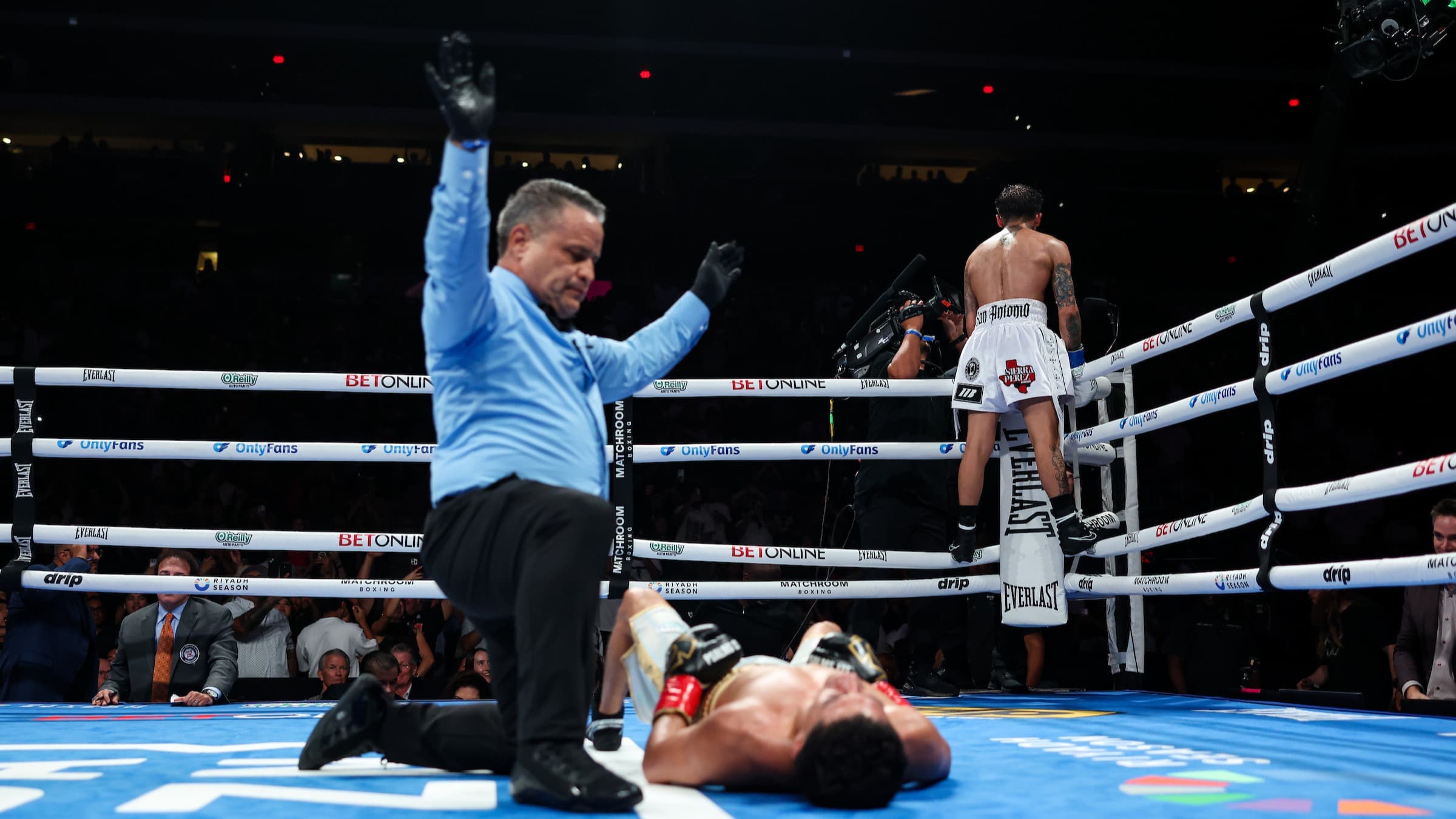Bam puts Vargas away in sixth round to become three-division champ