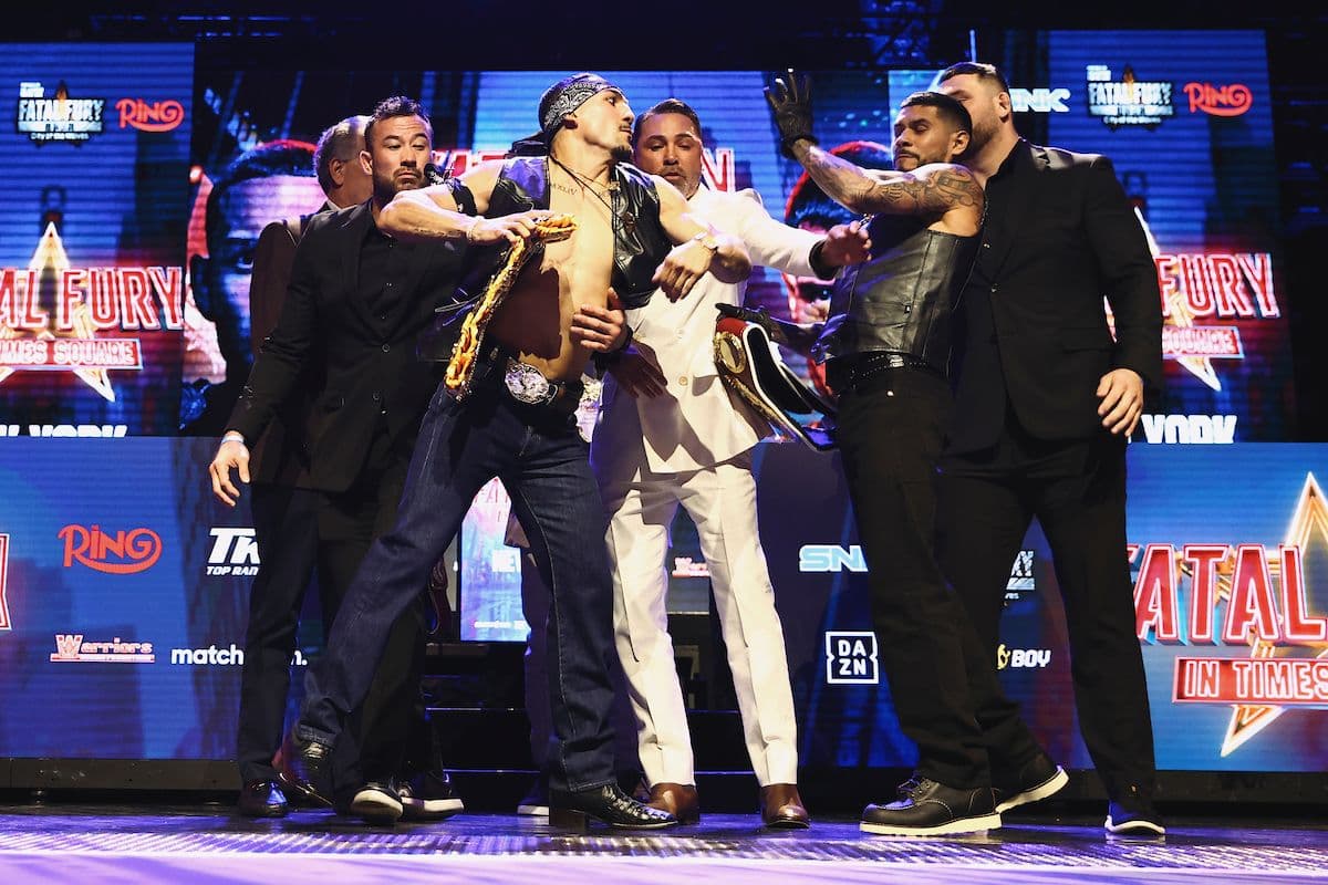 Hitchins Cautions Teofimo Lopez To Be Careful, Feels He Can Lose To Arnold Barboza