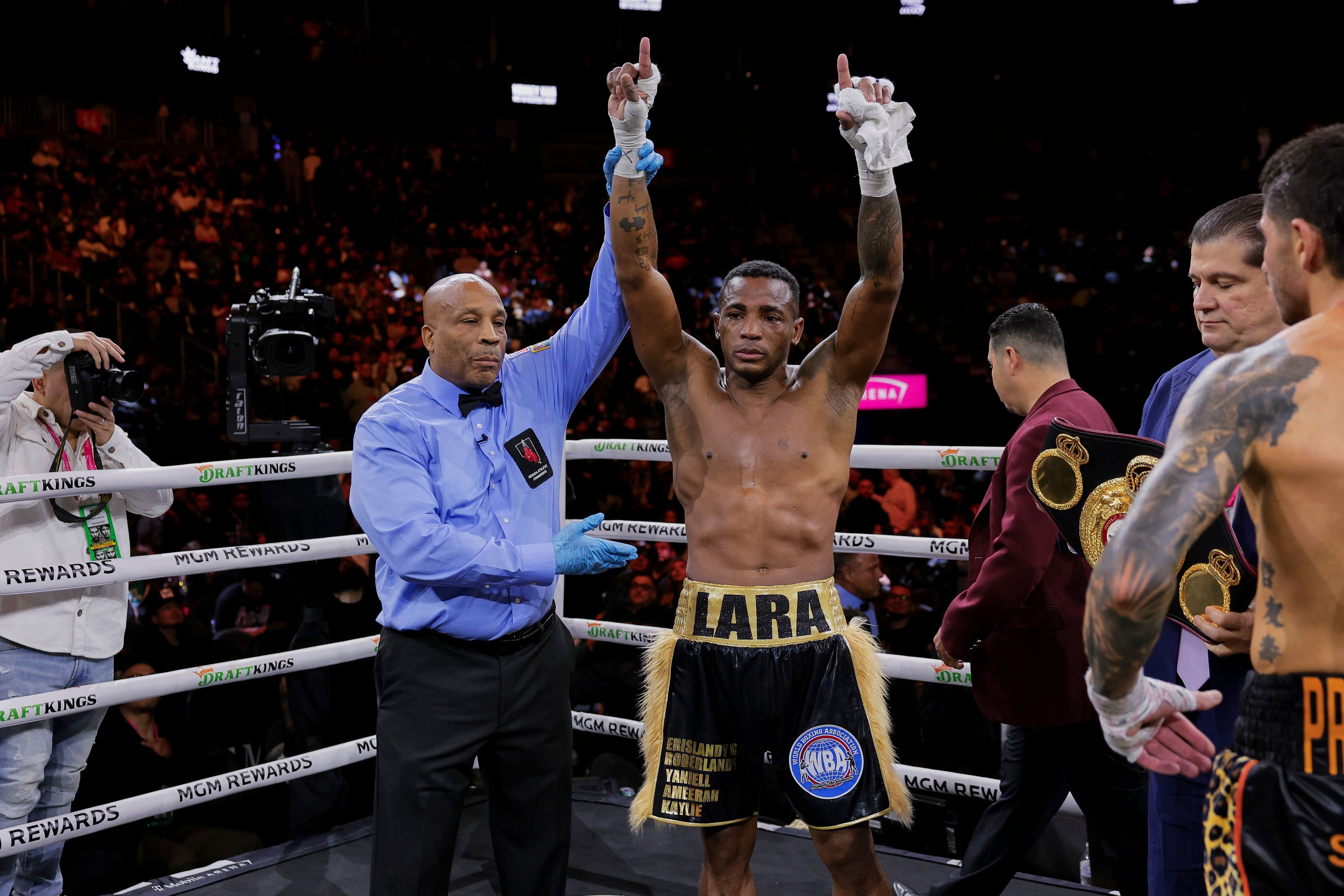 Erislandy Lara continues to defy time, stopping Michael Zerafa in two