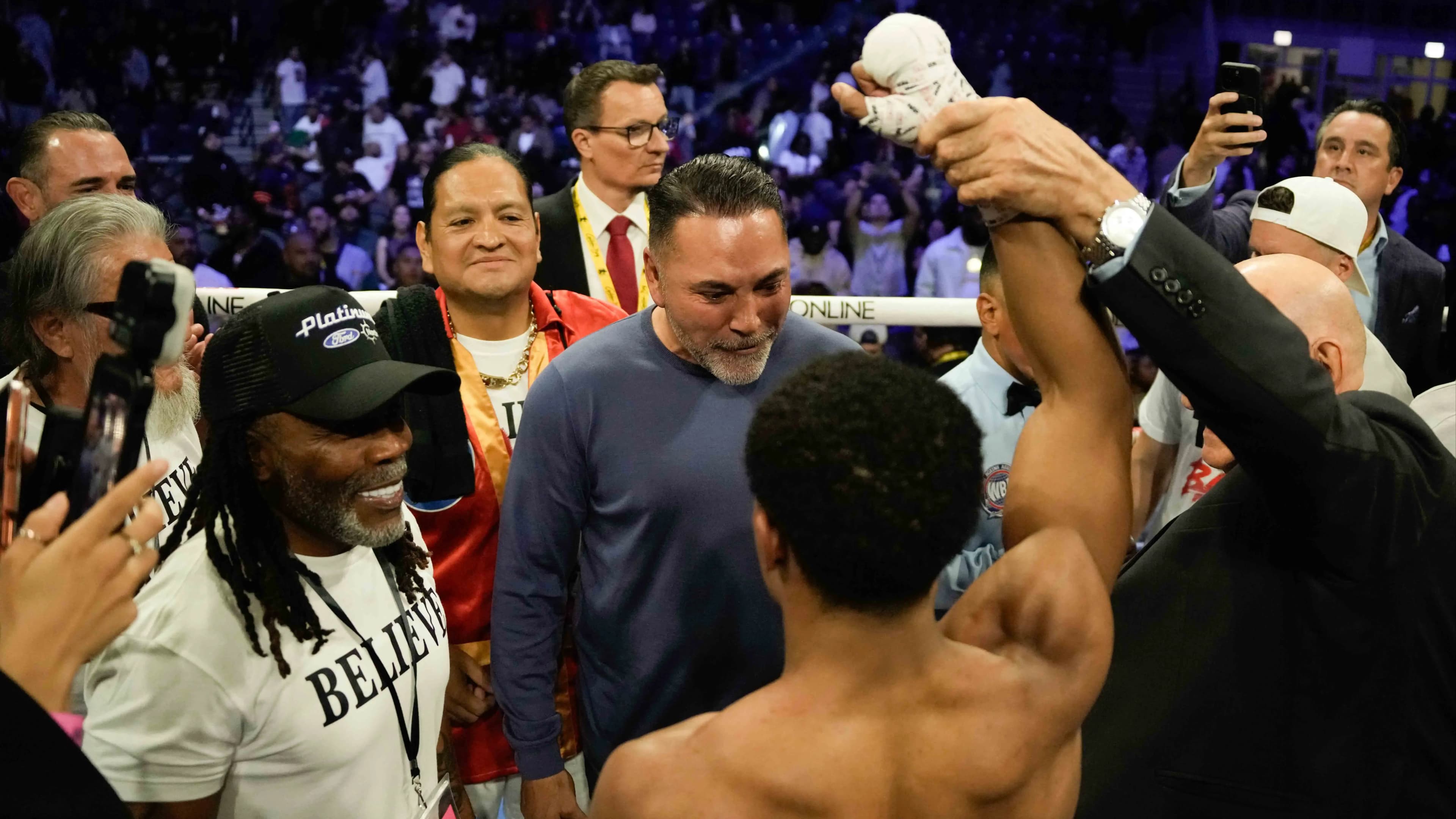 De La Hoya wants unifications for Floyd Schofield next