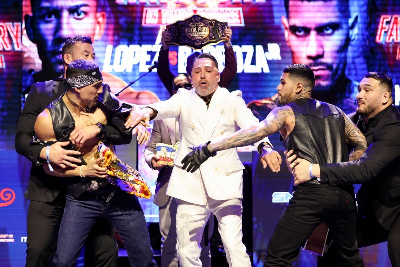 De La Hoya: I Keep Thinking About Teofimo Not Wanting To Fight Barboza For A Long Time