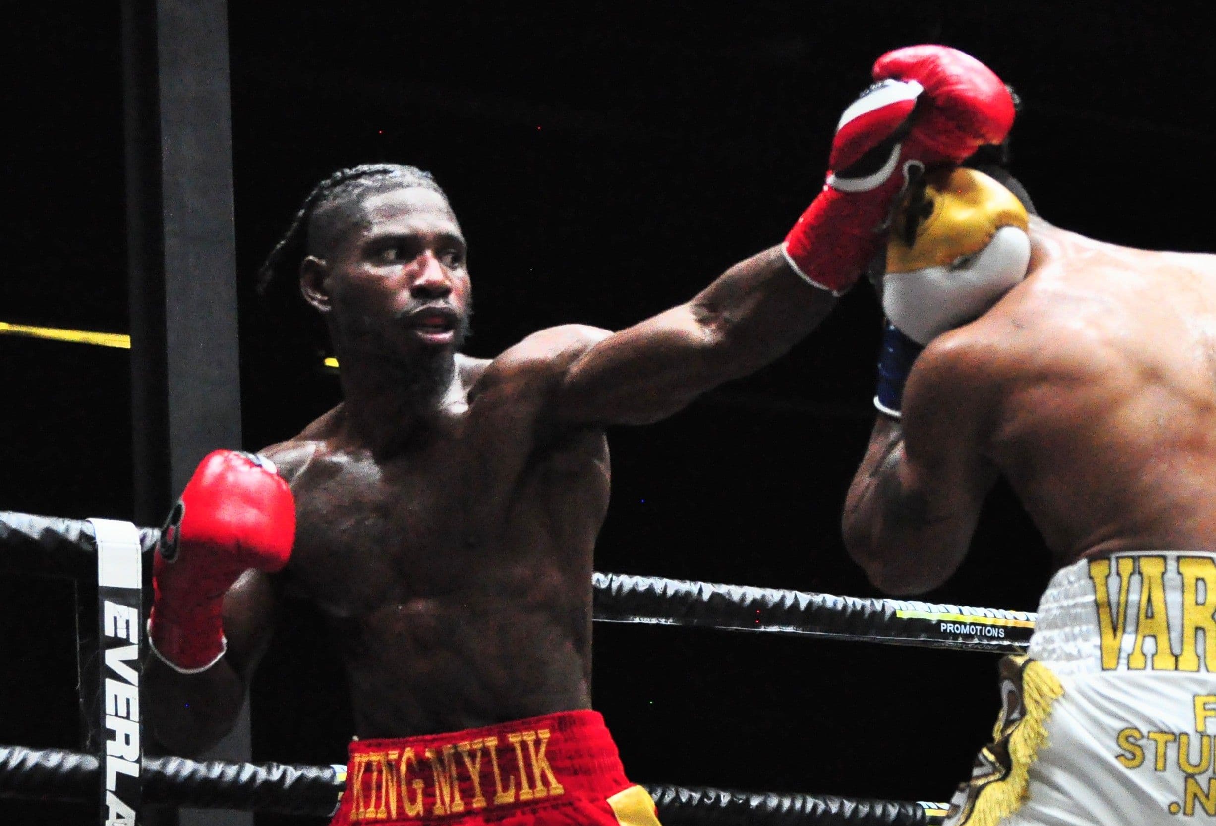 Mylik Roashun Birdsong and Jerry Bradford face off in crossroads bout